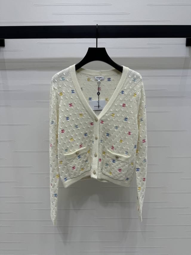 New, original, high-quality Chane* 2025 Early Fall collection! A long-sleeved V