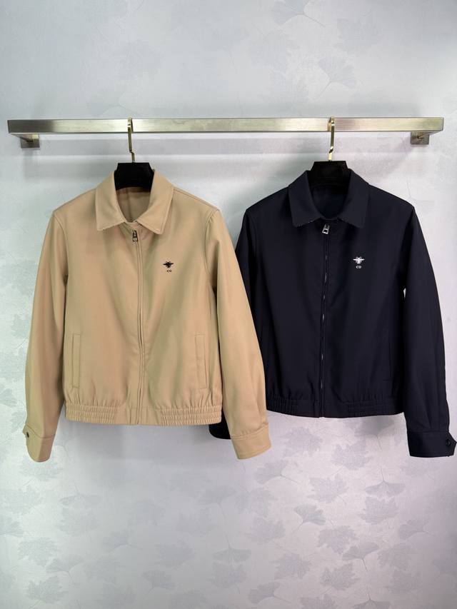 Dio*25's new lapel jacket features classic bee embroidery. The elasticated hem c