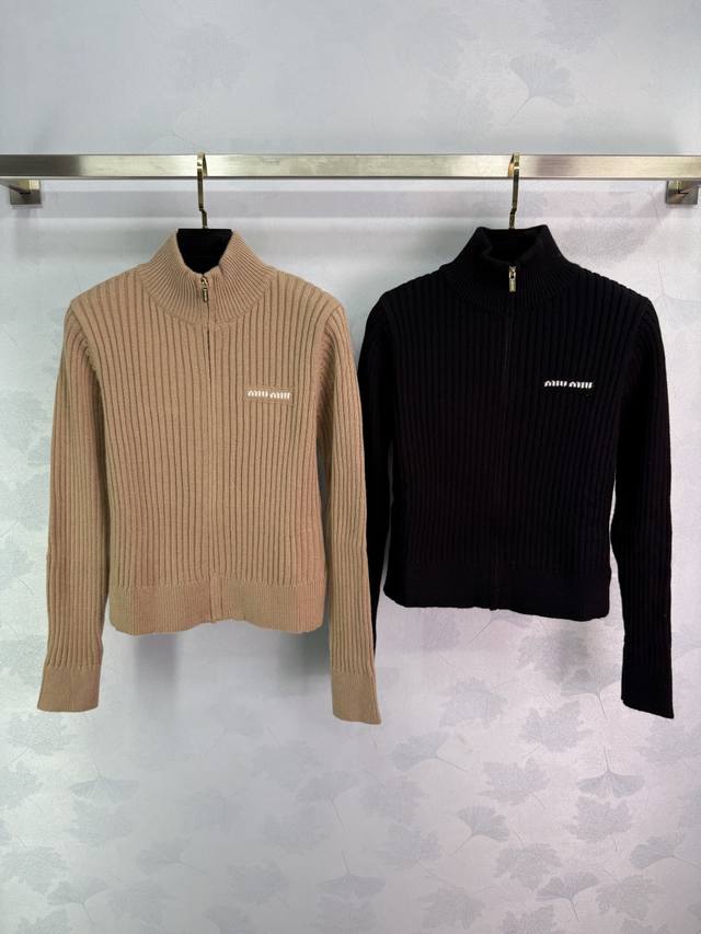 Miu* 25 Early Fall new zippered stand-up collar knitted cardigan. The zipper des