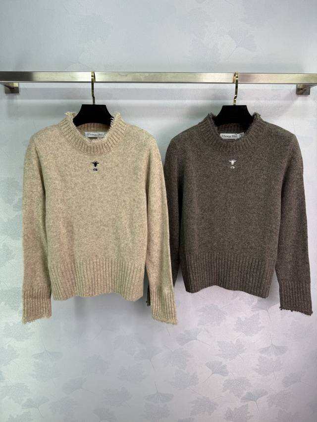 Dio*25's new autumn/winter bee sweater features a classic embroidered logo on th