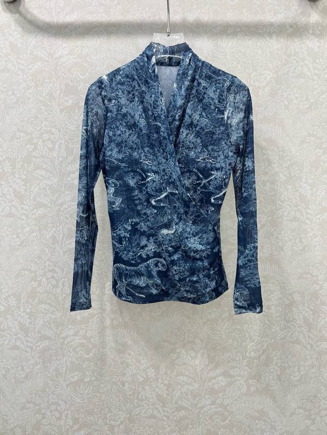 Dio* Dior's new early fall 25 collection, this jungle animal V-neck top is luxur