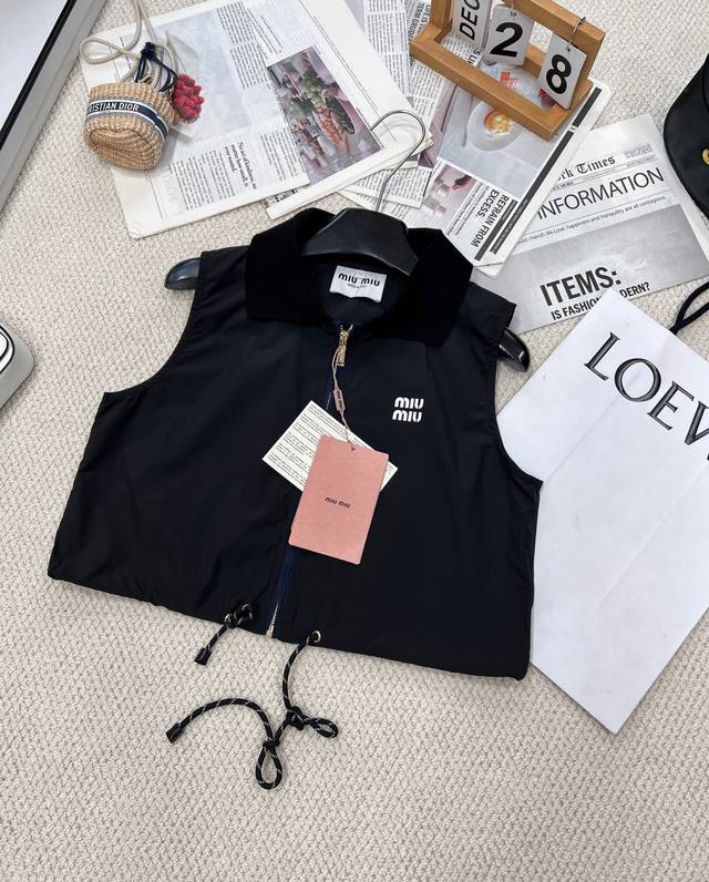 Miumiu's new 2025 lapel vest, custom-made from imported YB nylon, is breathable,