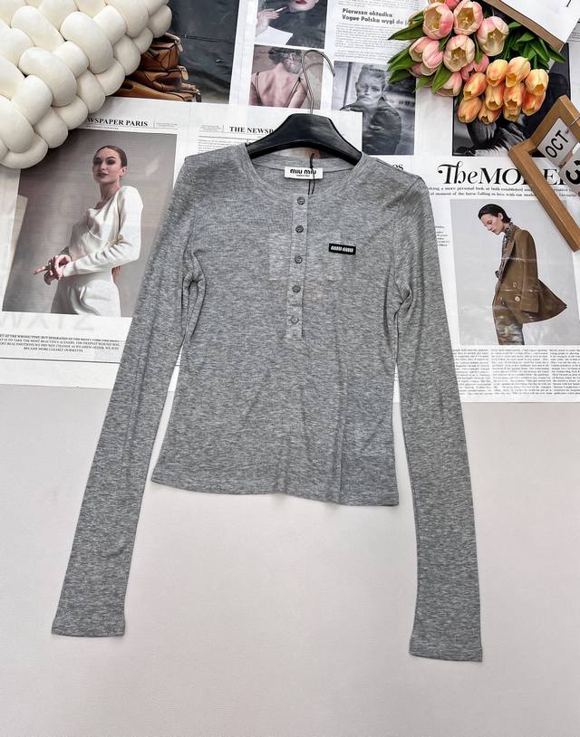 Miumiu Logo Letter Thin Crew Neck TopThis elegant crew neck design evokes pure b