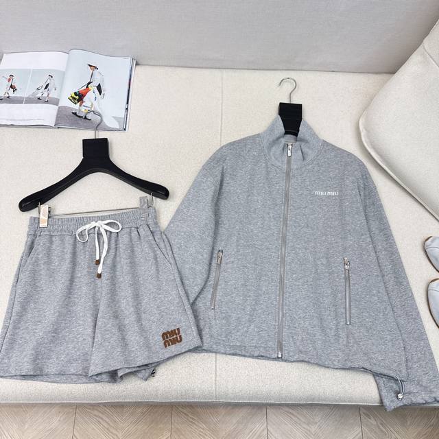 A stylish outfit for the Miu 25Ss, the latest autumn/winter collection featuring