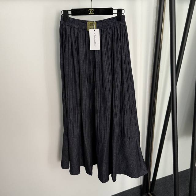 Style No. 20255271 Dio*'s new Miss metal logo embellished pleated denim skirt,