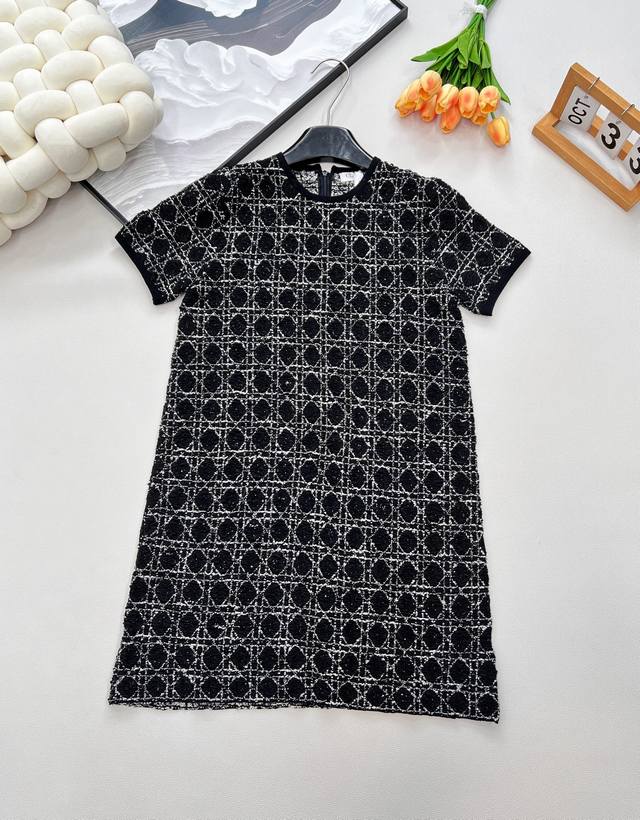 Dior's classic cannage pattern, a short-sleeved dress with coarse floral detaili