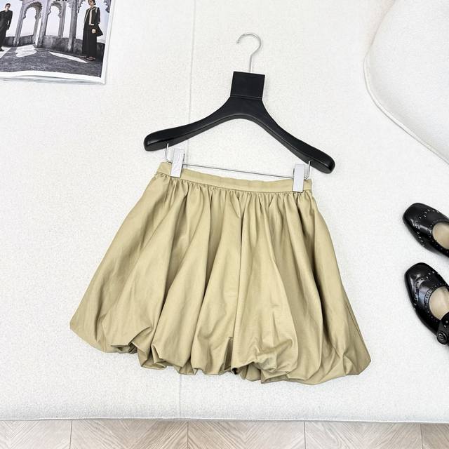 Dilraba's latest fall/winter 3D floral skirt, CD 25Ss, is a must-have for this s