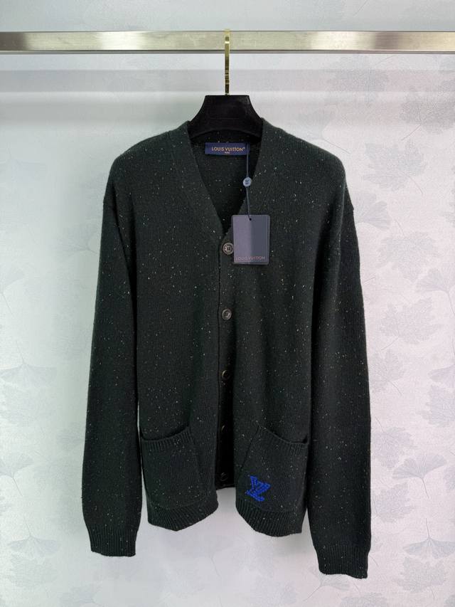 Lou*25's new autumn/winter collaboration cardigan featuring starry sky. Custom-m