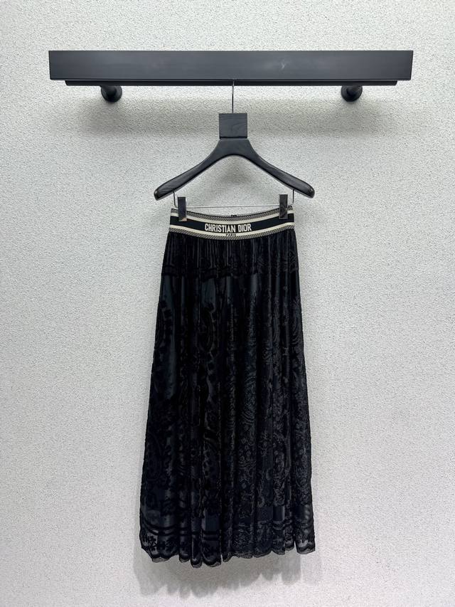 D's woven skirt is a soft and delicate classic that makes you look younger! The