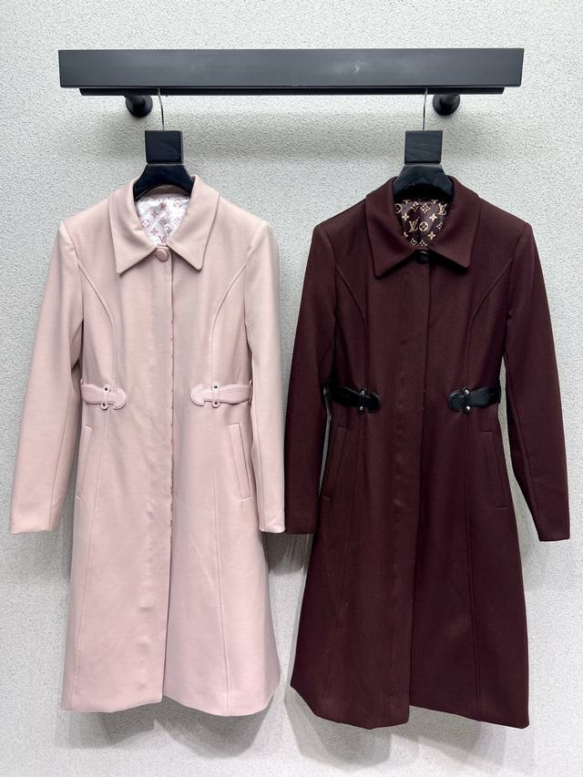 L Parent-size wool blazer with exquisite details. Every piece is a pleasant surp