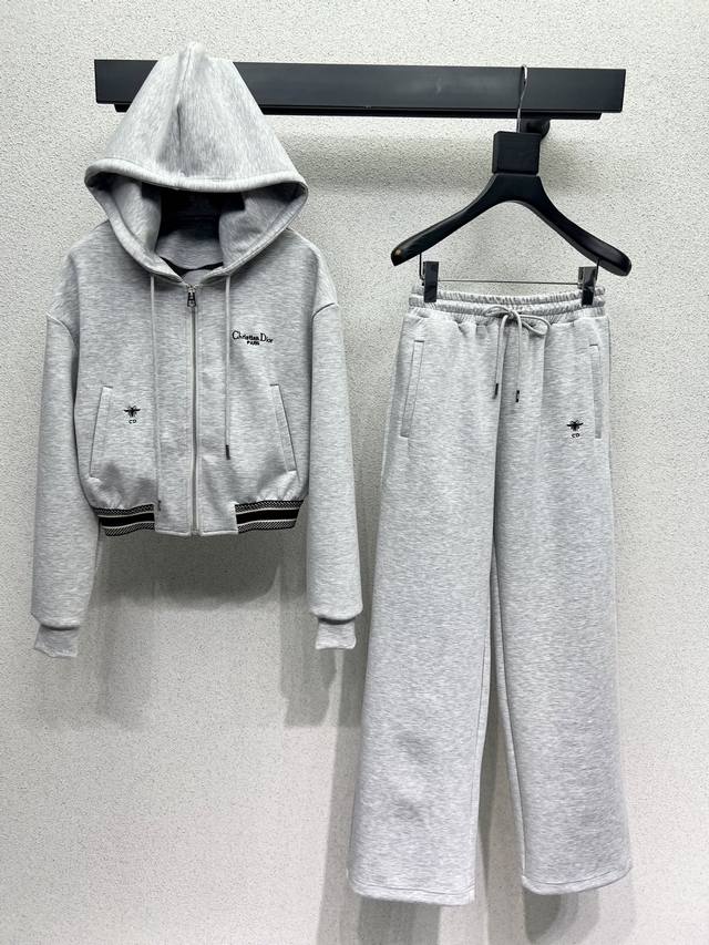 D's bee-embroidered lettering casual suit is stylish and handsome. A classic sty