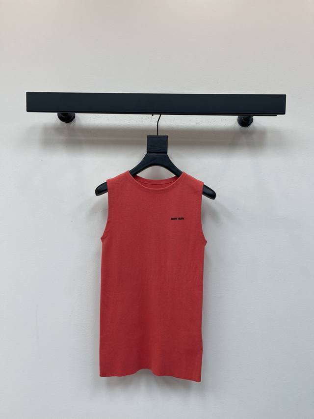 25 New round-neck knit vest for early fall. The soft fabric shimmers with the sh