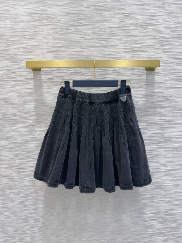 Louis Vuitto* 2025Fw new short skirt with a heavily crafted, pleated hem and dis