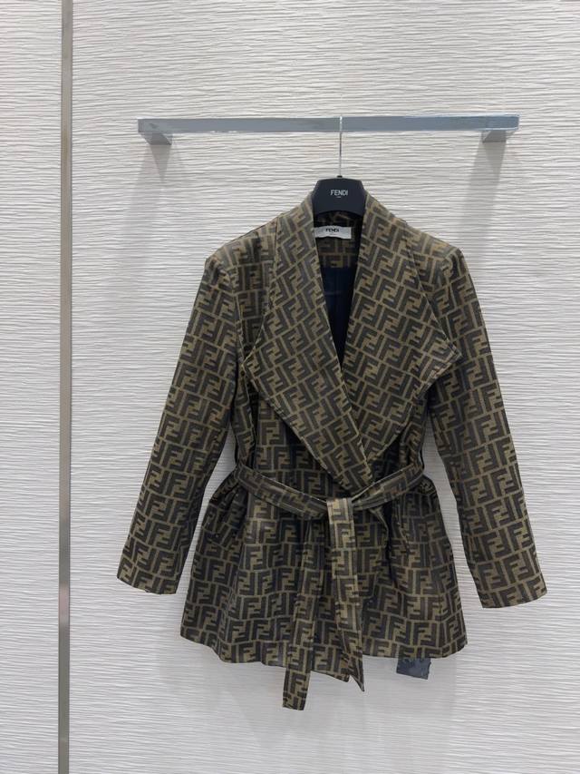 Fend* 2025Fw new coat, released at rocket speed! The entire piece features a thr