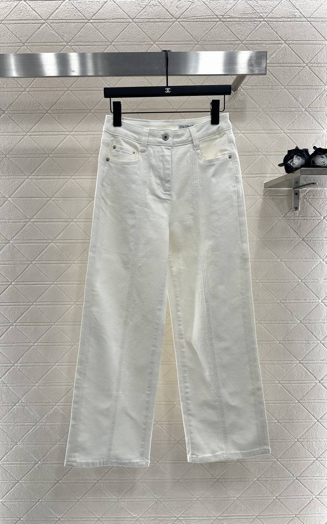 Bc*2025 New arrival: straight-leg jeans with leather label. Made of custom Yb tw