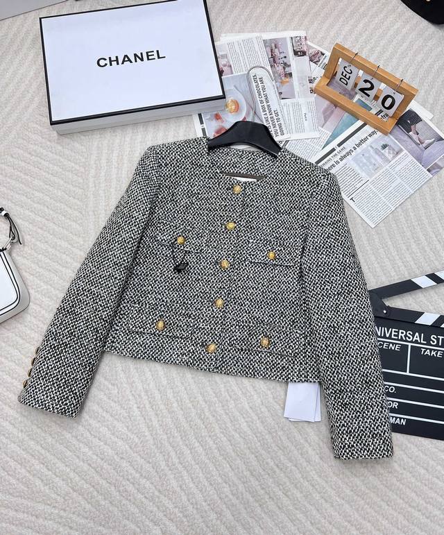 Celine gray-green short jacket! Your aura will instantly rise ten levels when yo