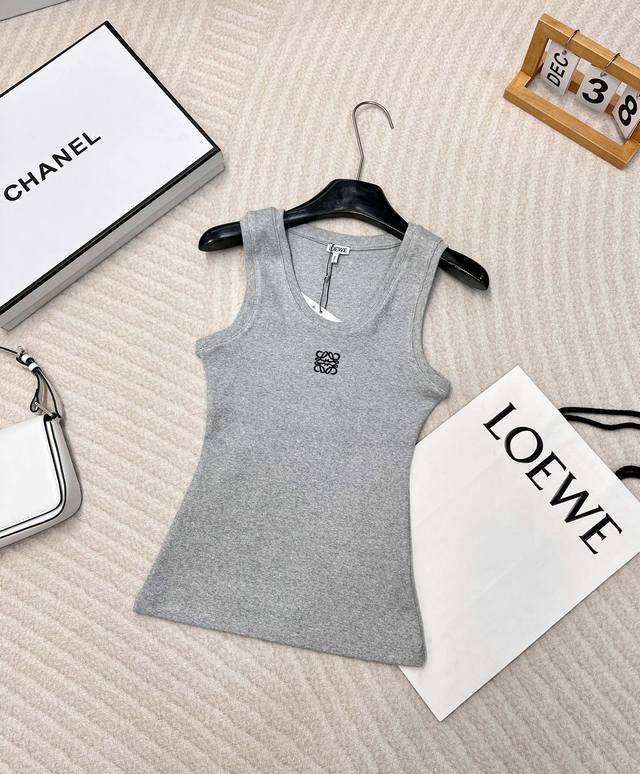 The new spring and summer Loewe classic chest logo versatile vest is a style tha
