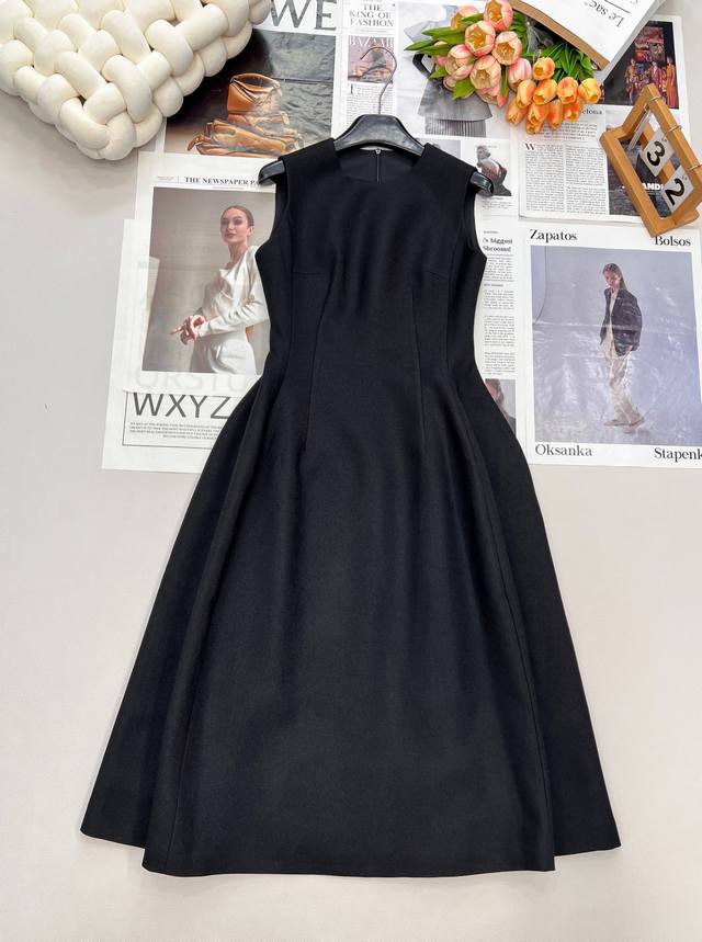 Dior's new flower bud sleeveless waisted long vest dress This everyday yet sophi