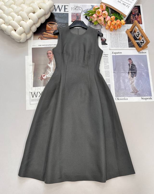 Dior's new flower bud sleeveless waisted long vest dress This kind of everyday y
