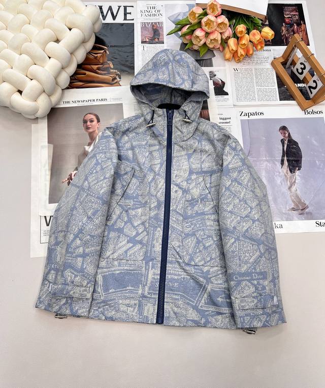 Dior's new jacquard hooded jacket and windbreaker is definitely the hottest item