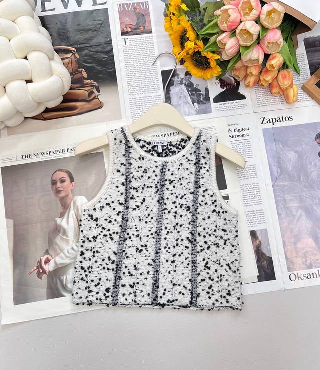 Loewe's new 2025Ss floral knotted knitted vest, custom-woven from Yb wool yarn,