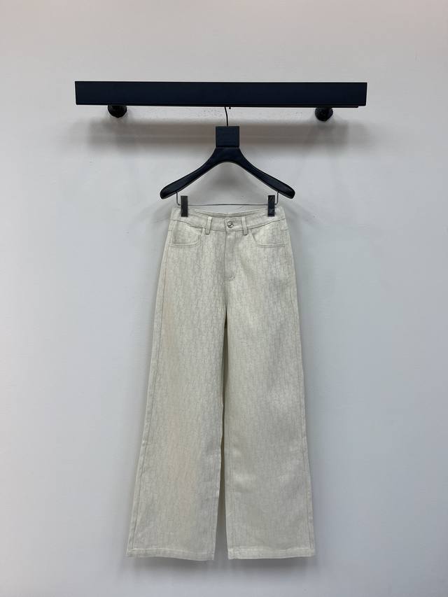 Dio*25's new, stylish, premium apricot jacquard jeans hide bulk while creating a