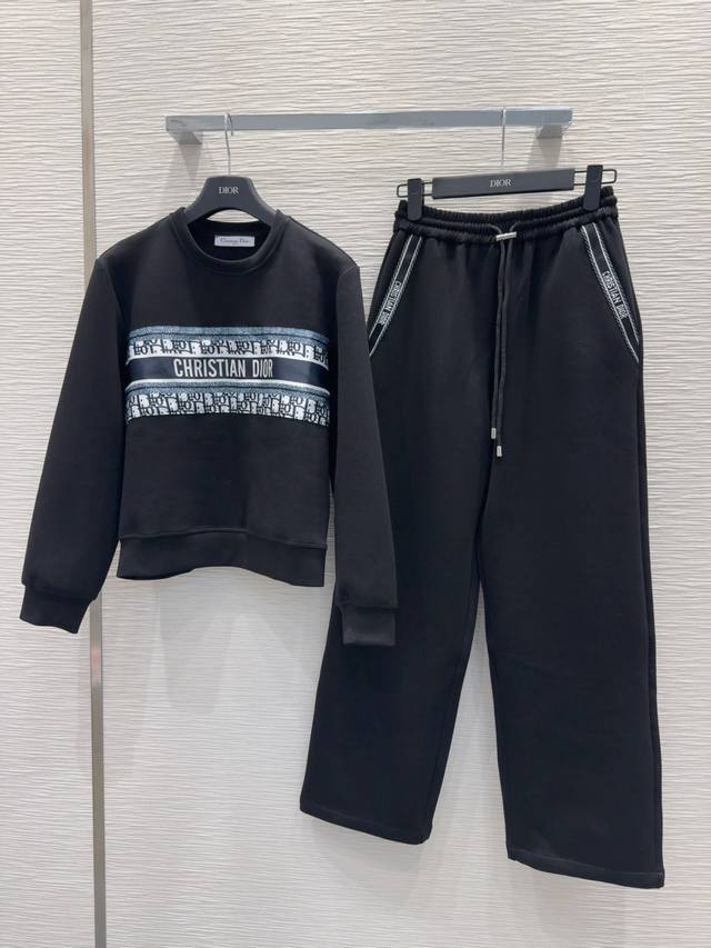 Christian Dio*'s new 2025Fw suits are slimming and stylish, creating an elegant