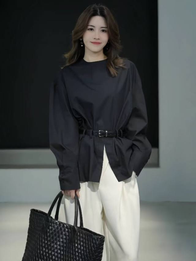 Minimalist and relaxed temperament waist-hugging shirt silhouette design hides