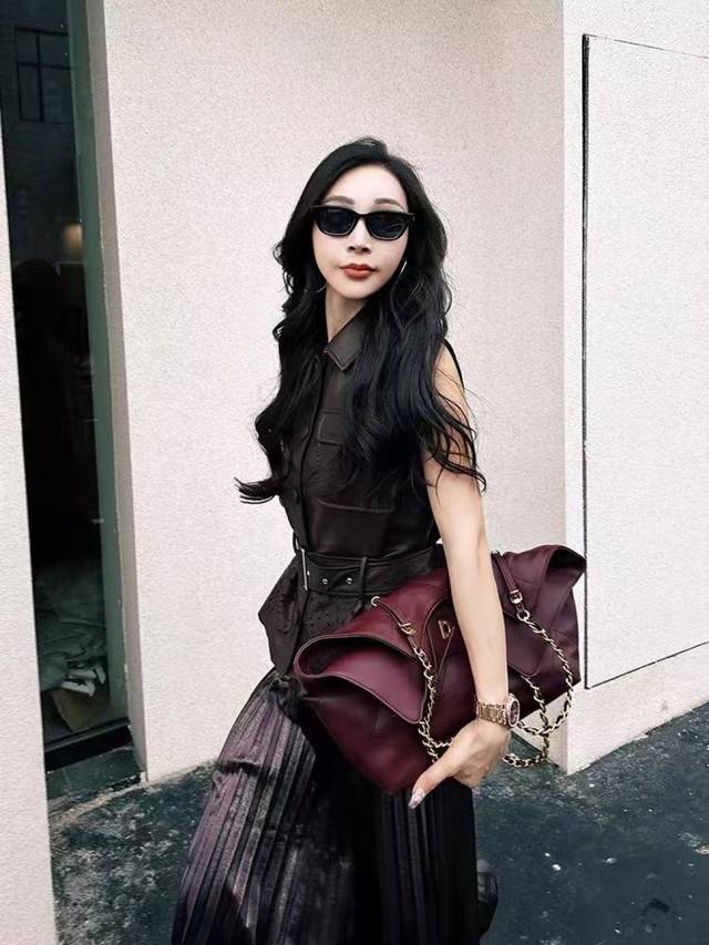 Strongly recommend this fashionable and popular item. This elegant hollowed-out