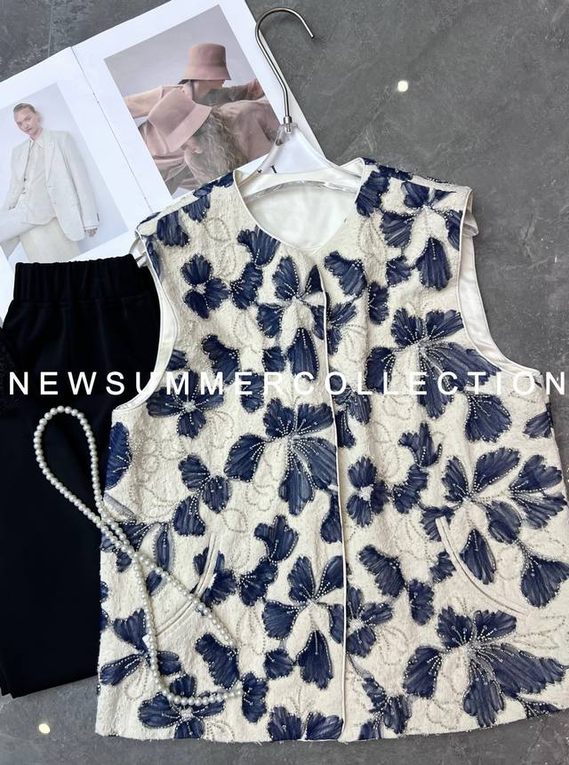 Heavy and elegant beaded new Chinese-style vest. The pure handmade beading desig