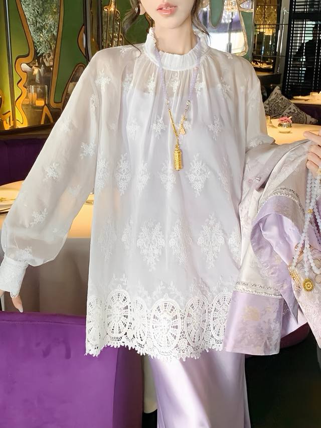 Exquisite and stylish heavy embroidered lace shirt, both in texture and design,