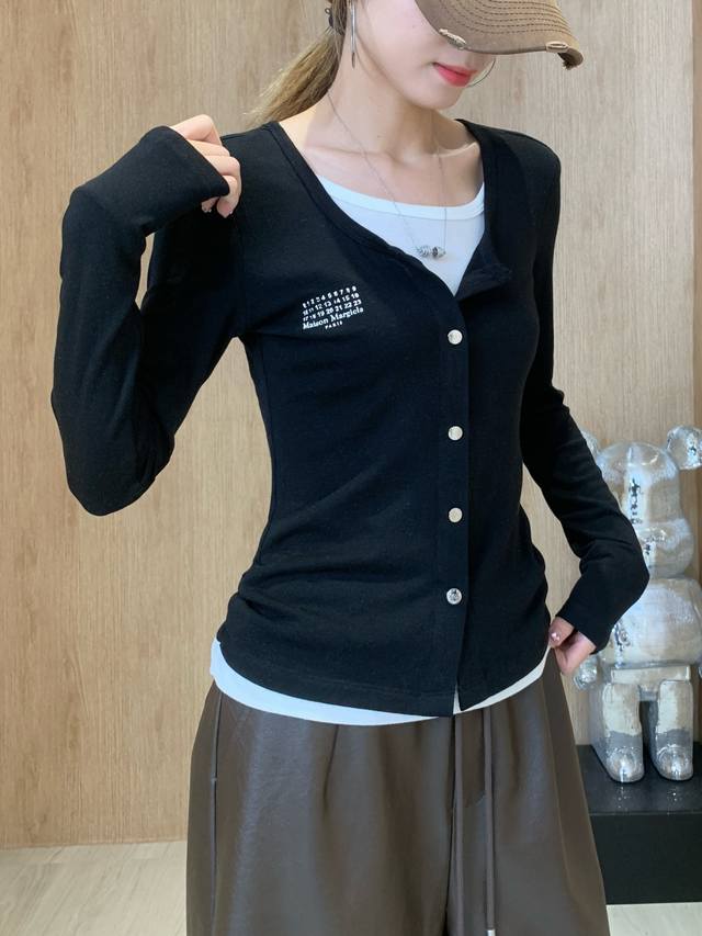 25 Hot new arrival in the second half of the season Margiela black fake two-piec