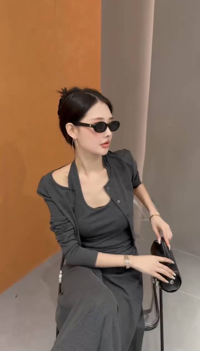 Design sense halter neck two-piece dress, the killer of walking temperament. The