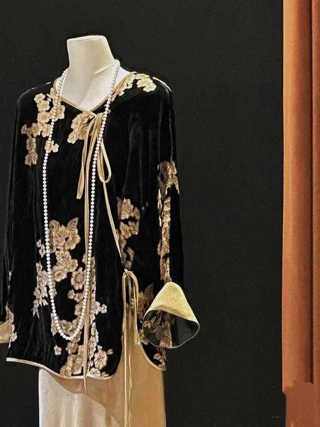 100% silk velvet burnt flower noble topVelvet elegant black top, gold burnt flow