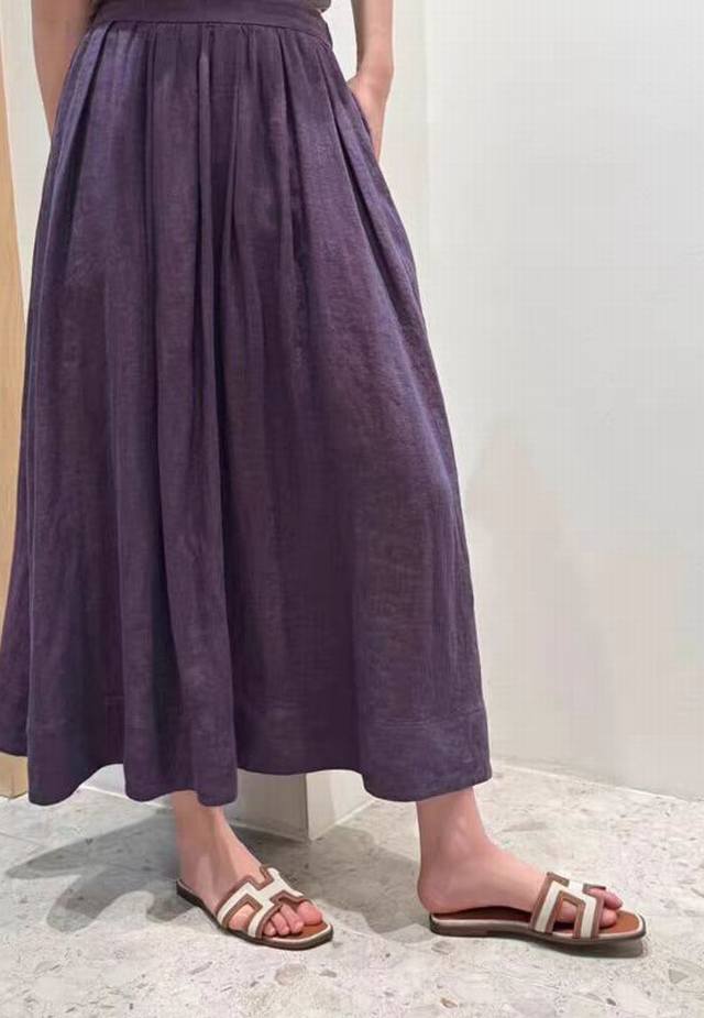 The new style for early autumn has a romantic and flowing feeling, just like the