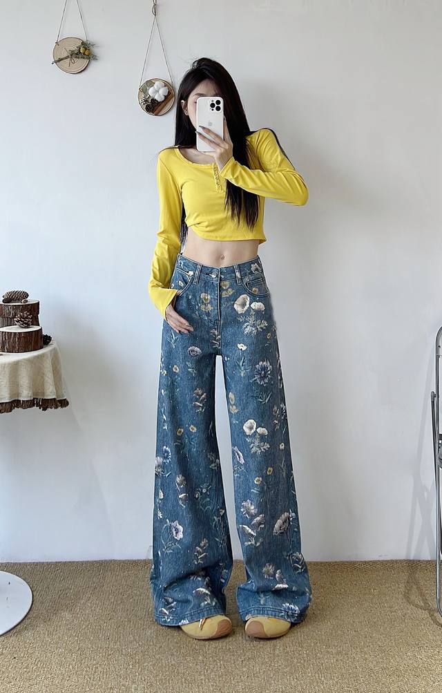 Hot-selling high-end printed wide-leg denim pants. The classic denim blue base