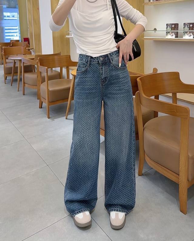 Heavy-duty straight-leg pants with classic straight-leg style that is not picky