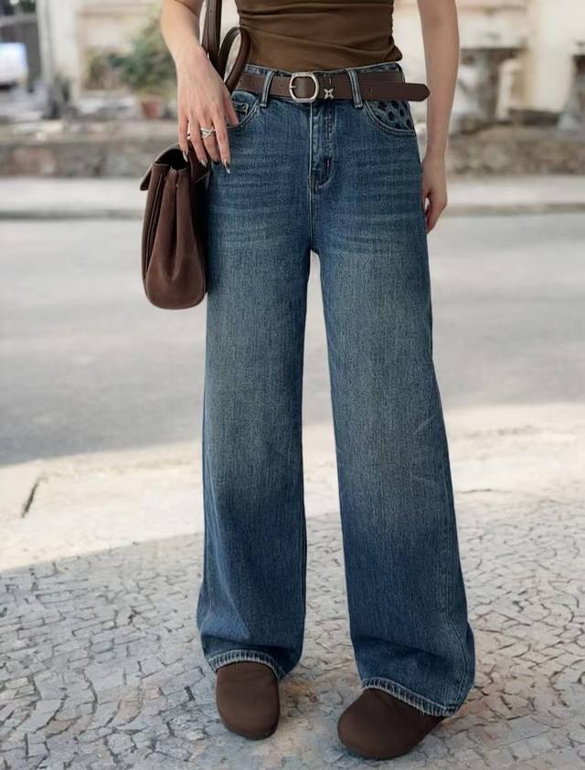 Strongly recommend this popular straight-leg jeans. Classic denim blue is retro