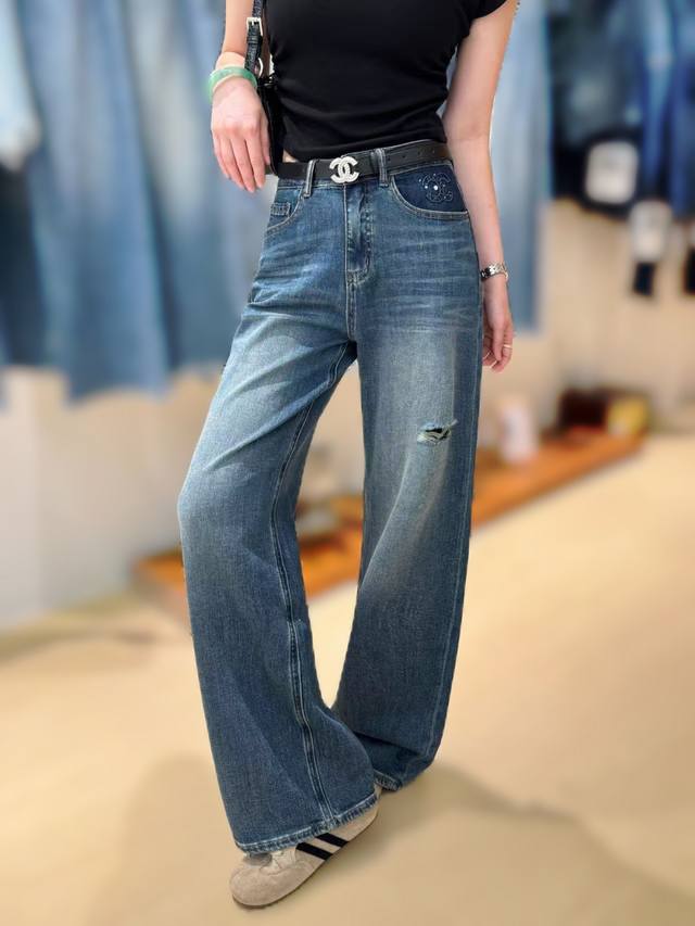 Highly recommended! European straight-leg jeans are the perfect fusion of fashi
