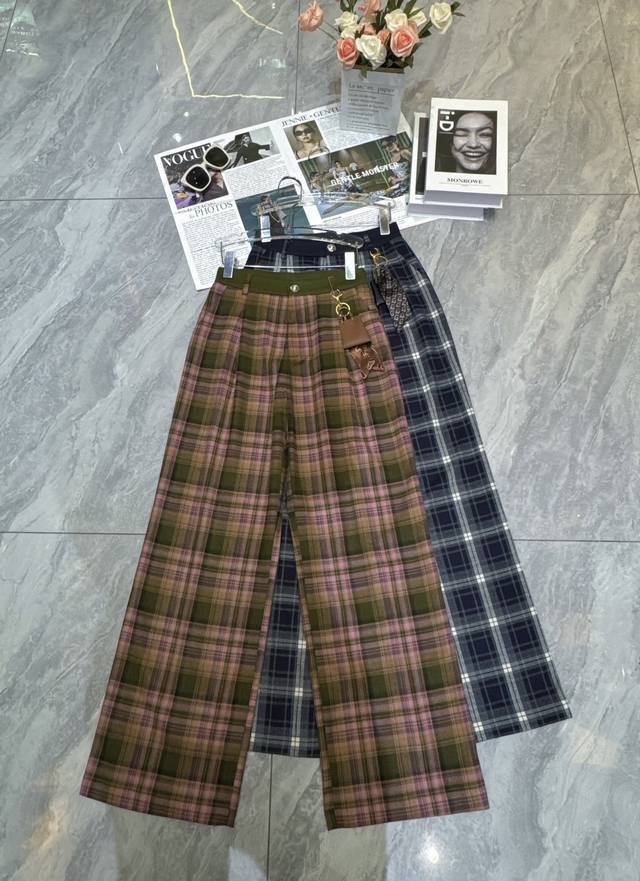 Heavy plaid straight-leg pants have an autumn atmosphere. They are gentle and st