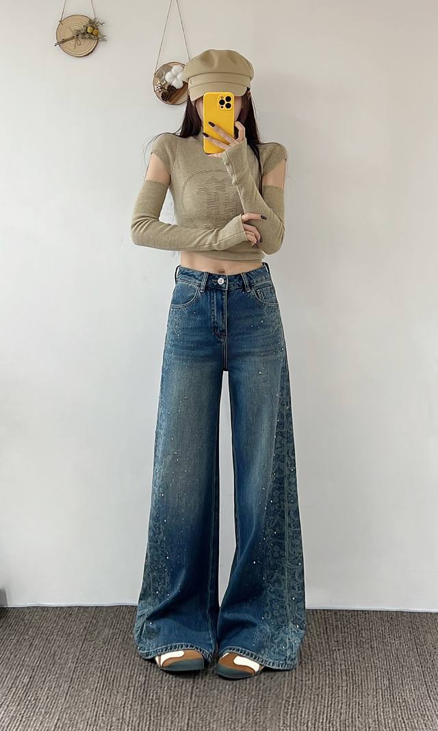 European hot-selling straight jeans in classic denim blue, retro and versatile.