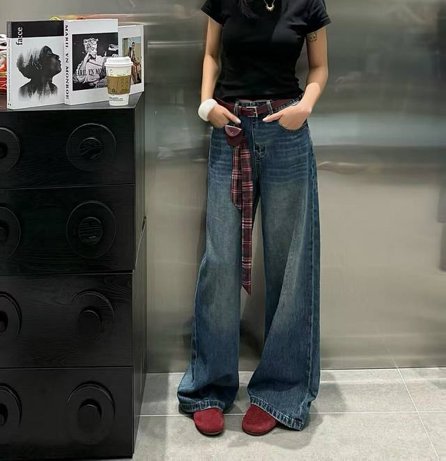 A blockbuster straight-leg jeans in a classic denim blue. Retro and timeless, th