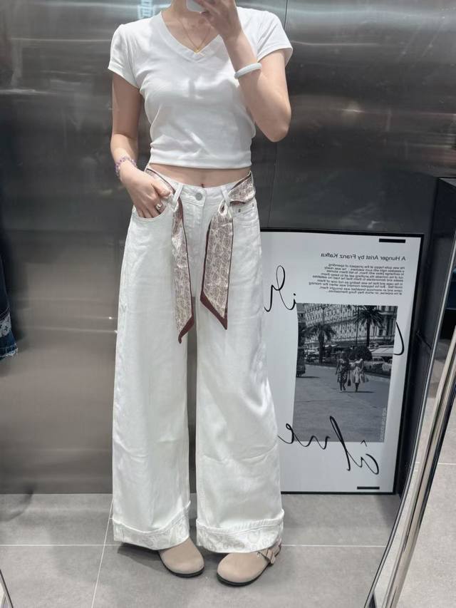 Heavyweight cashew flower straight-leg pants with pure white as the base color,