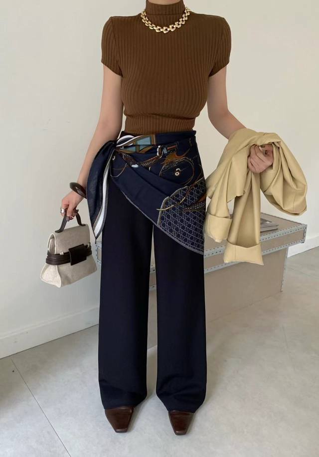 Designed silk scarf wide-leg pants. The wide-leg version has its own aura, and t