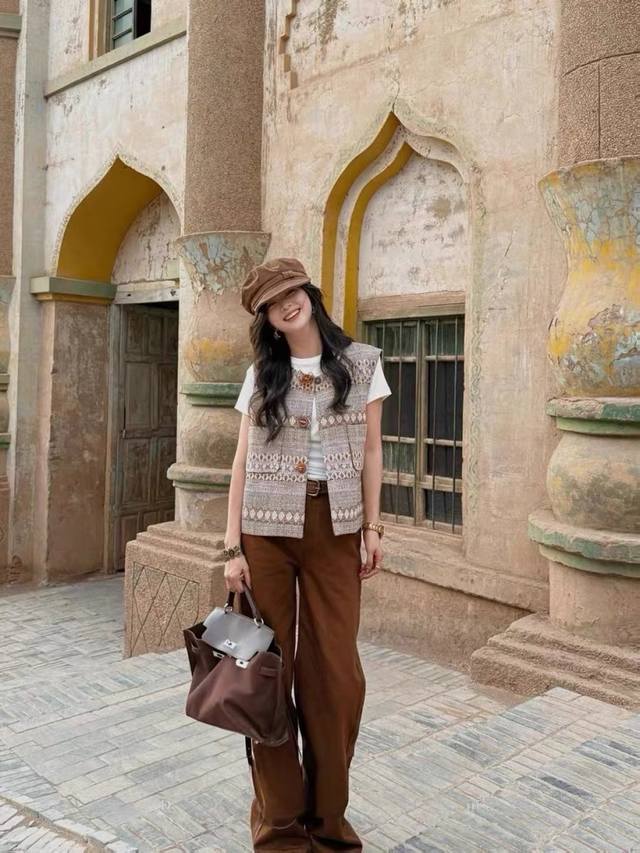 Chanel style geometric vest with woven geometric texture, elegant and elegant,