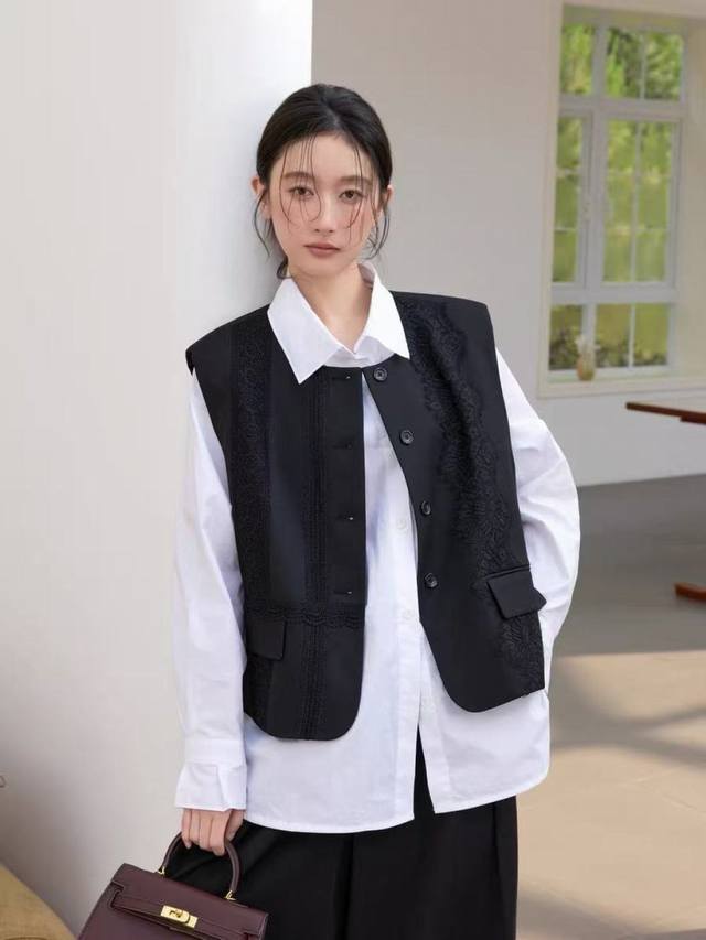 The high-quality lace-stitched vest is made of wool with a crisp fabric to creat