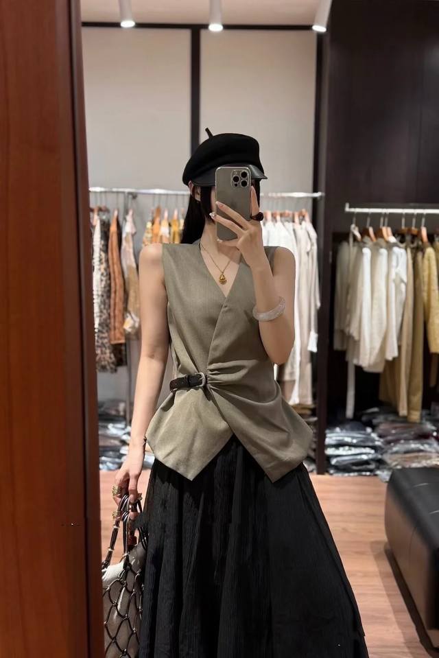 Laoqian design sense lace-up Tr polyester vestCrisp and drape, cross V-neck plea