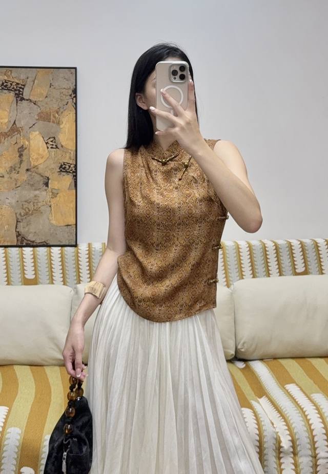 Brown and gold floral Chinese sleeveless top The rayon interwoven fabric has a