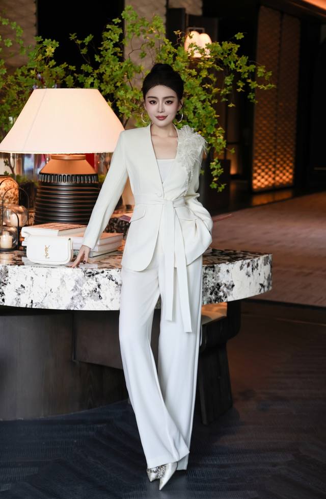 Hot item recommendation: High-end custom-made suit with detachable tie and flowe