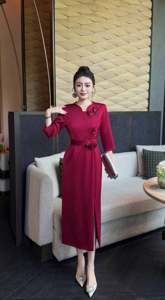 New style recommendation, popular beaded dress, sexy V-neck design modifies the